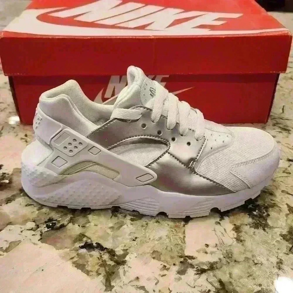 Nike Huarache Run (GS) White Metallic Silver Grade School Size 5Y NIB 654275-108 - Picture 2 of 7